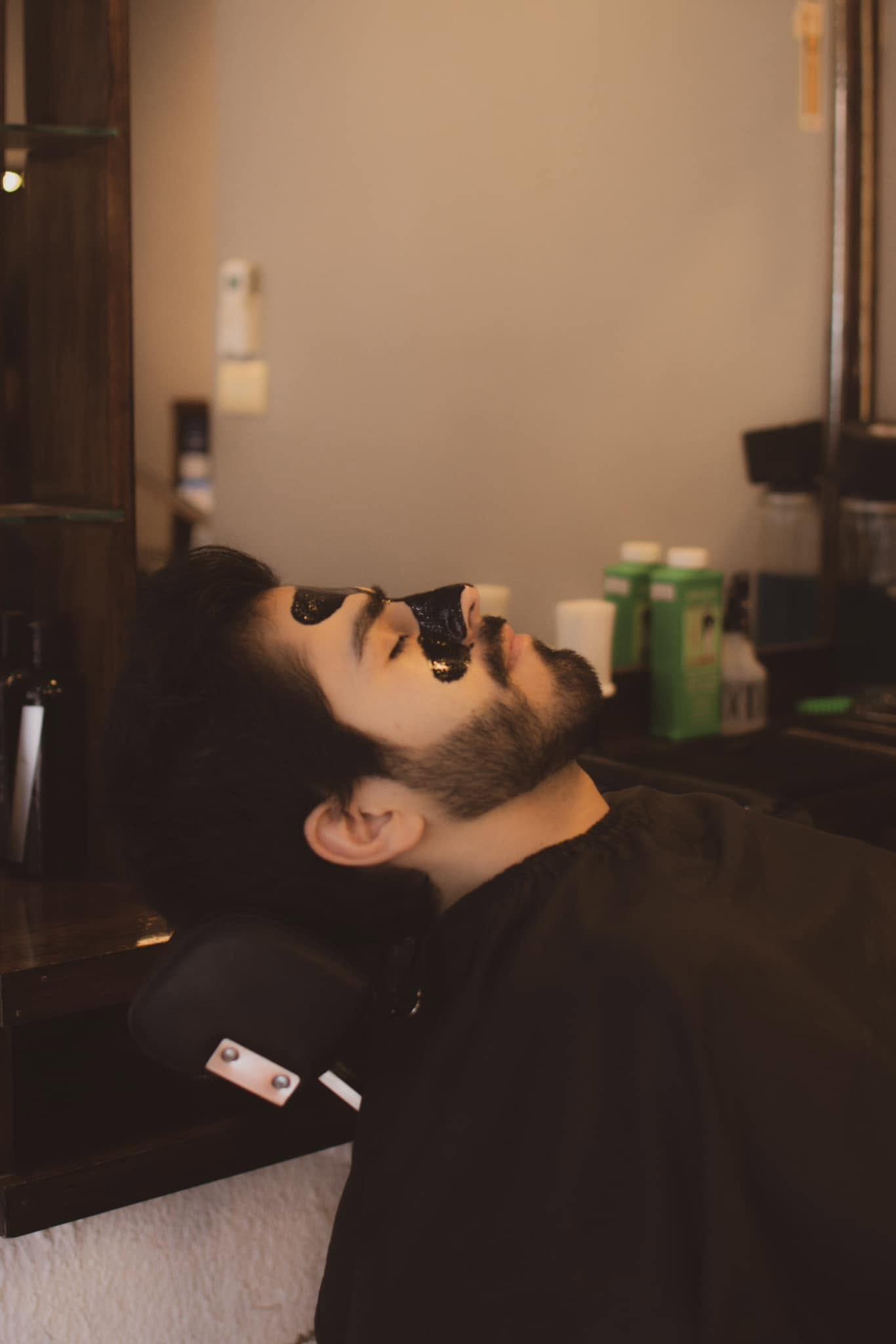 Limpieza facial con mascarilla negra y tratamiento para hombre en Xalapa